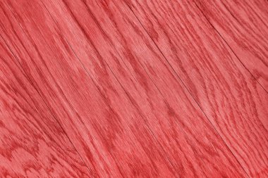 Kırmızı ahşap bir tahta parçası birbirine sıkıca çivilenir ve güvenilir bir kalas sağlar.