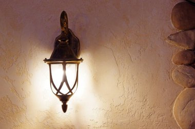 Evin duvarında bir fener var.