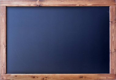 Ahşap çerçeveli boş yazı tahtası izole edildi