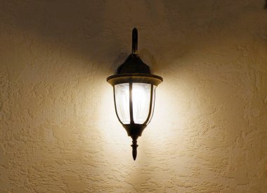 Evin duvarında bir fener var.