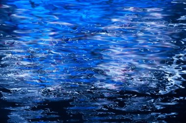 Su parlak ışıkları