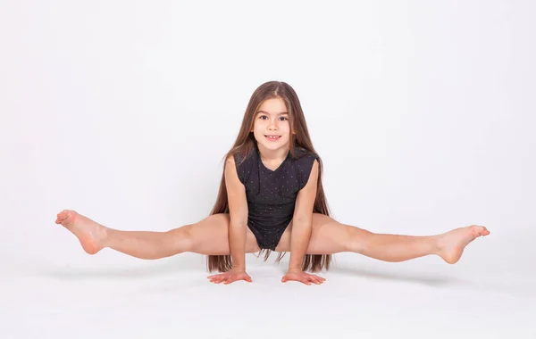 Una Ginnasta Ragazza Una Verticale — Foto Stock