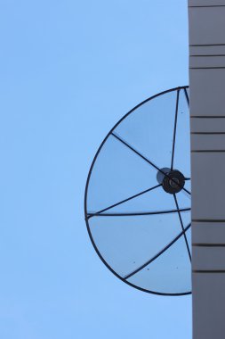 uydu çanağı ve mavi gökyüzü