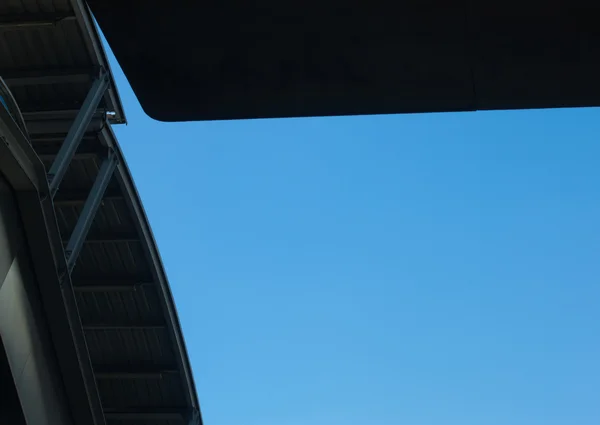 Dach und blauer Himmel — Stockfoto