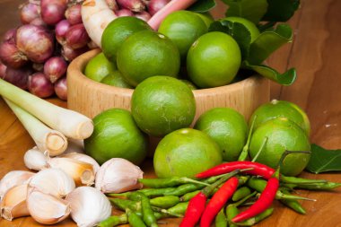 Soğan, sarımsak, soğan, limon, kırmızı biber.