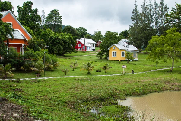 Huis in de natuur — Stockfoto