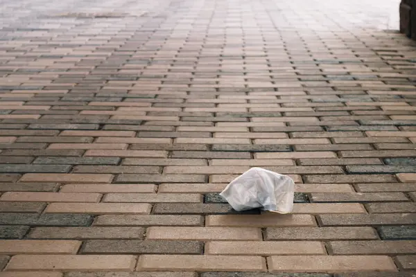 Konec karantény. Použitá lékařská maska leží na zemi — Stock fotografie