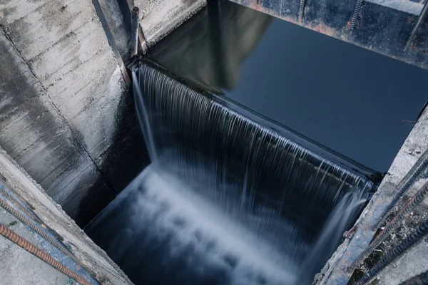 Waterval op de dam. Water valt van een hoogte — Stockfoto