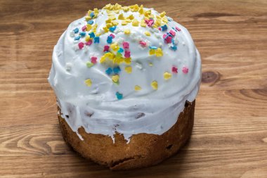 Üzerine serpiştirilmiş Paskalya pastası. kalite fotoğraf