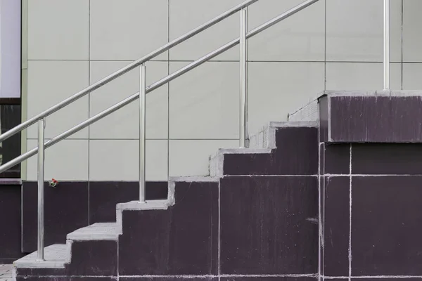 手すりの横から2階のビルの入り口の階段 ロイヤリティフリーのストック写真