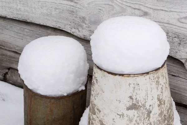 Cuffia da neve sul pilastro in inverno — Foto Stock