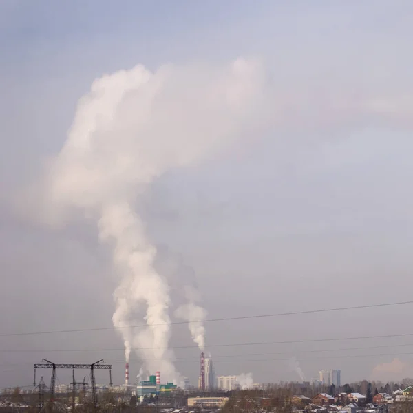 Las pipas de la planta están fumando. Contaminación atmosférica. Cuida de la naturaleza. Cuida el medio ambiente. —  Fotos de Stock
