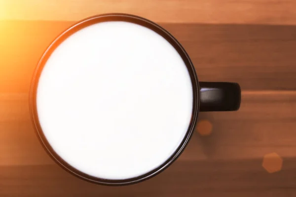 Una taza con leche en la mesa. Vista desde arriba. Copiar espacio. — Foto de Stock