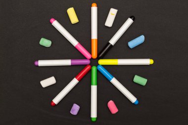 Güzel büyük bir yıldız şeklinde boya kalemleri olan işaretler. Çocuklara resim yapmayı öğretmek.