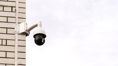 Evin köşesindeki güvenlik kameraları. Metnin için yer.