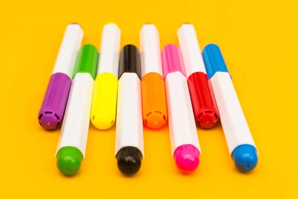 Marcadores multicoloridos em um fundo amarelo. Foto para desenho com canetas de feltro. — Fotografia de Stock
