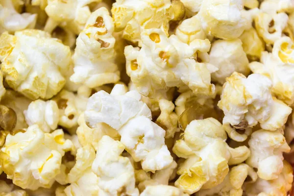 Yakın plan patlamış mısır. Lezzetli bir tatlı için mısır gevreği..