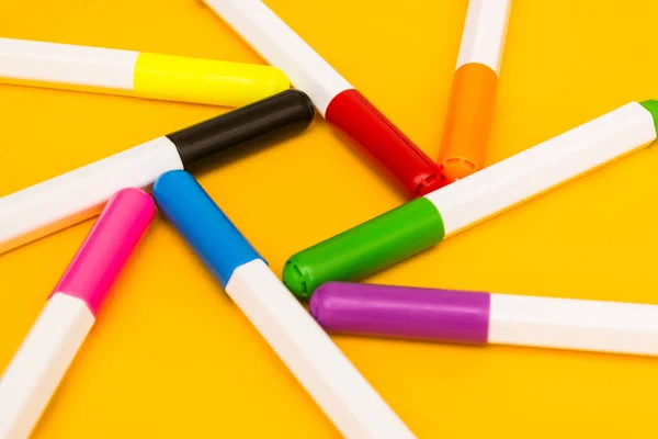 Um conjunto de marcadores coloridos é construído na forma de uma estrela. Uma forma interessante para a capa de um artigo sobre desenho aprendizagem. — Fotografia de Stock
