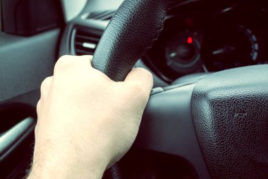 Erkek el ele tutuşan araba direksiyonu - erkek el sığ alan derinliğindeki araba sürücüsü - eller trafikte direksiyonda