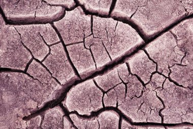 Zemindeki çatlaklar z harfi şeklinde.