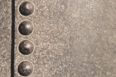 Zırhlı askeri aracın üzerinde büyük perçinler bulunan eski askeri destek kaportası. Acımasız desen.