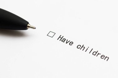 Çek kutusu. Çocuklarım var. Cevap testte saklı. Beyaz bir kağıt üzerinde kalem..