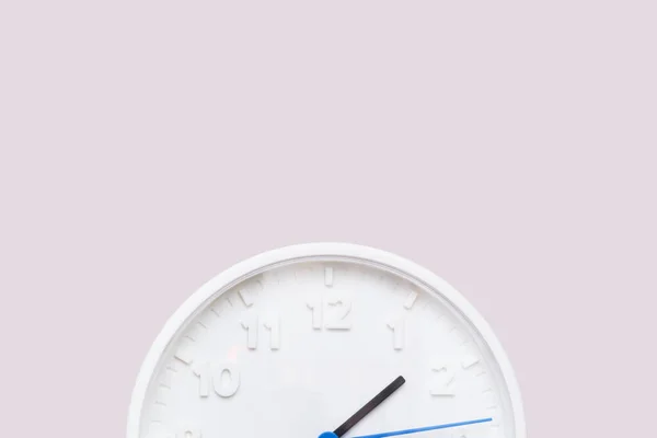 Белые часы на белом фоне стены. качество фото — стоковое фото