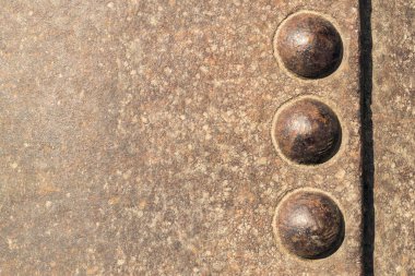 Zırhlı askeri aracın üzerinde büyük perçinler bulunan eski askeri destek kaportası. Acımasız desen.