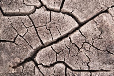 Zemindeki çatlaklar z harfi şeklinde.