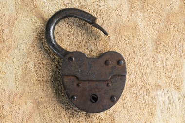 Ahşap bir arka planda eski kapı kilidi