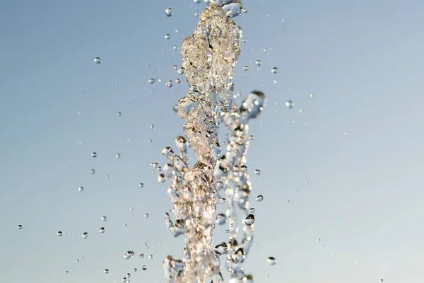 草の芝生と空の背景にスプリンクラーで夏の庭の散水から水が噴出しました。庭師. ストック画像