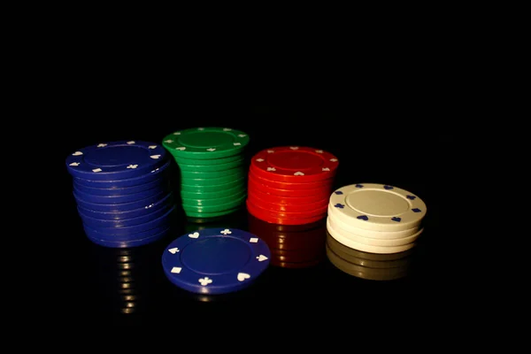 Quatro Cores Fichas Casino Empilhar Com Chip Branco Frente Isolado — Fotografia de Stock