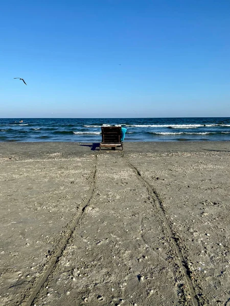 Strandkorb Aus Holz Auf Sand Meer — Stockfoto