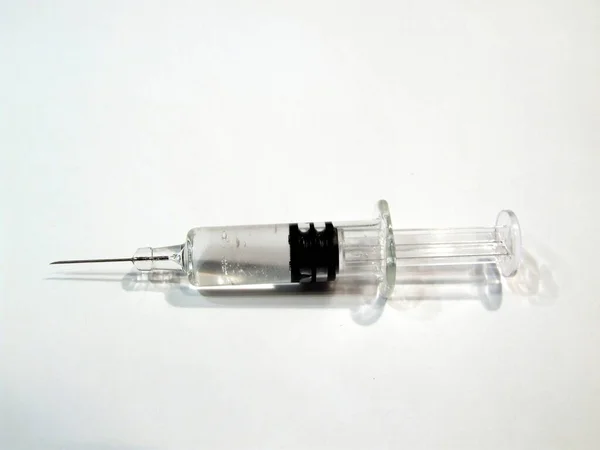 Detailní Záběr Očkovací Stříkačky Černým Víčkem — Stock fotografie