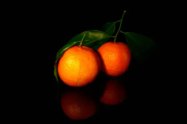 Zwei Mandarinen Mit Drei Blättern Isoliert Auf Schwarz Mit Reflexion — Stockfoto