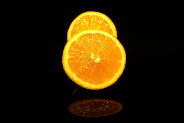 Deux Demi Oranges Isolées Sur Noir — Photo