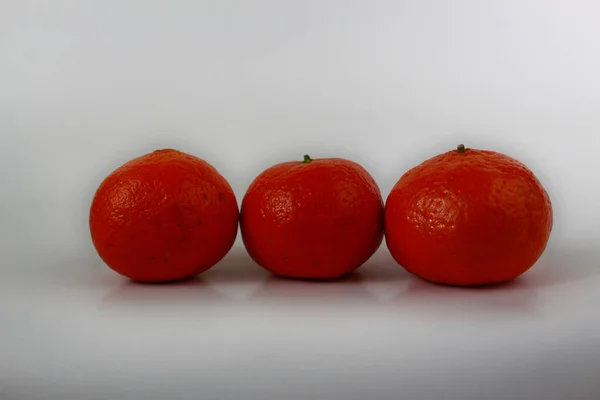 Tre Mandarini Isolati Fondo Bianco — Foto Stock