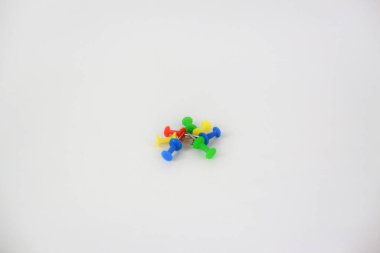 Beyaz arkaplanda çok renkli ofis rozeti