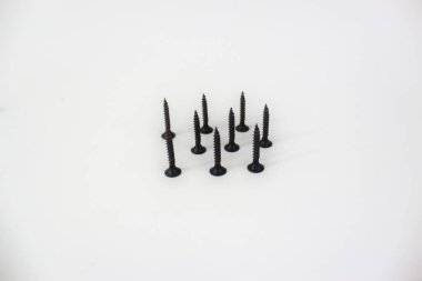 Kendi kendine çalışan siyah vida beyaz arka planda izole