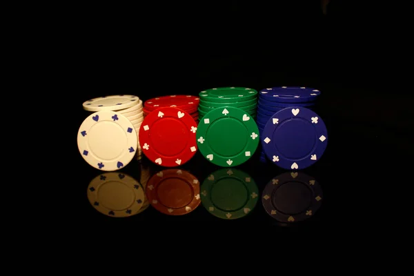 Bianco Rosso Verde Blu Pocker Chip Stack Con Quattro Chip — Foto Stock