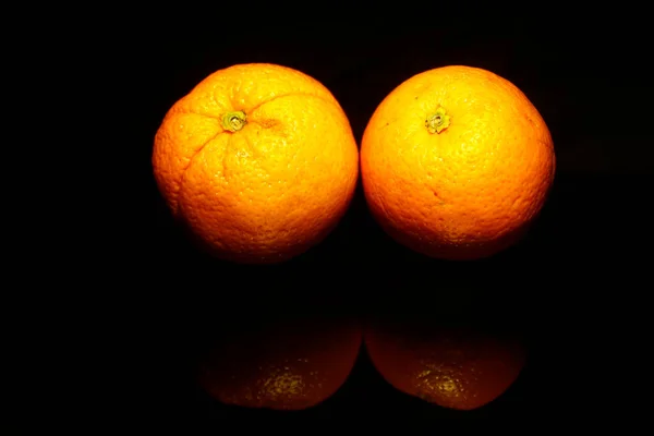 Dois Laranja Isolado Preto Com Reflexão — Fotografia de Stock