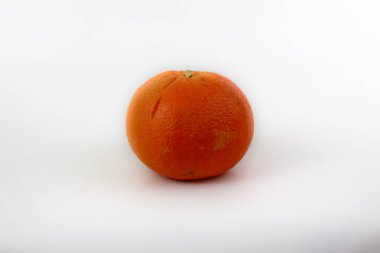 Beyaz arkaplanda izole edilmiş bir portakal