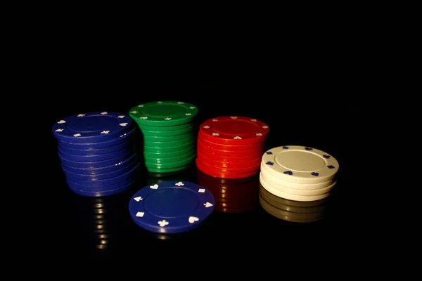Vier Farben Casino Chips Stapeln Sich Mit Einem Weißen Chip — Stockfoto
