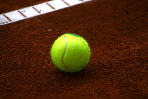 Tennisball Auf Rotem Hintergrund Stockbild