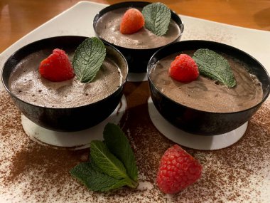 Çilekli üç çikolatalı mus.