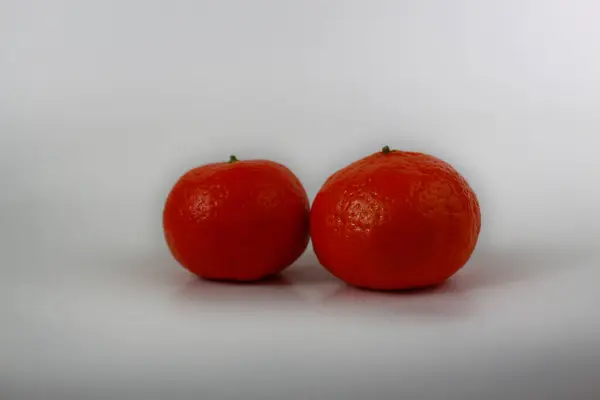 Duas Tangerinas Isoladas Sobre Fundo Branco — Fotografia de Stock