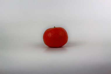 Beyaz arkaplanda izole edilmiş bir mandalina