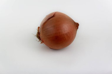 Beyaz arkaplanda izole edilmiş sarı bir soğan.