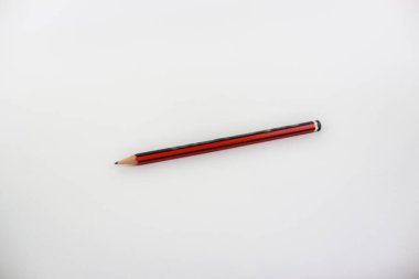 Beyaz arkaplanda izole edilmiş siyah ve kırmızı bir kalem