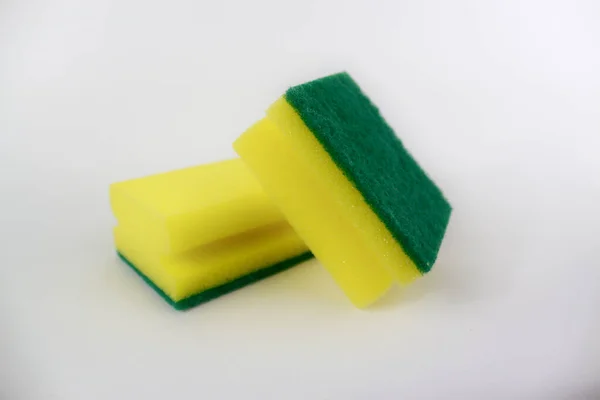 Duas Esponjas Verdes Amarelas Isoladas Fundo Branco — Fotografia de Stock
